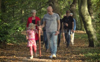 Afscheid nemen. Stap voor Stap. Wandelstok om as te verstrooien.